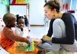 Fighting inequalities from early childhood: A large-scale evaluation of the Parler Bambin program