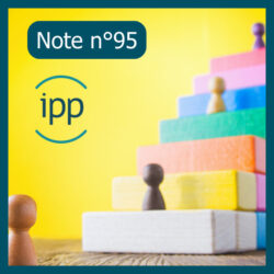 Figurines colorées montent sur des marches colorées symbolisant la progression sociale / note IPP 95 + logo IPP
