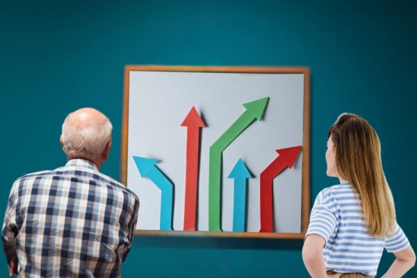 Un vieil homme et une jeune fille regardent un tableau de projections de courbes économiques