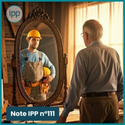 un homme regarde son reflet dans le miroir et le miroir lui renvoie l'image de lui même plus jeune (travaillant sur un chantier)