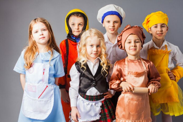 des enfants déguisés dans leur futur métier