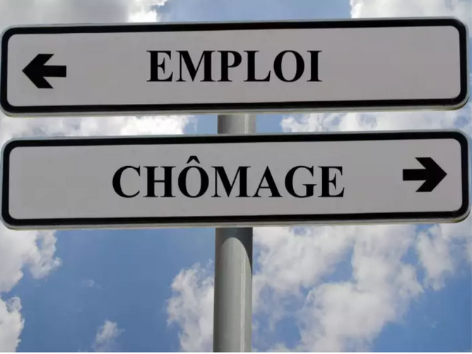 deux panneaux de circulation emploi et chomage en sens inversé