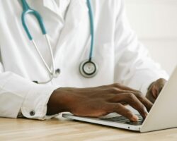 Quels effets d’une revalorisation du tarif des consultations médicales sur l’offre de soins ?